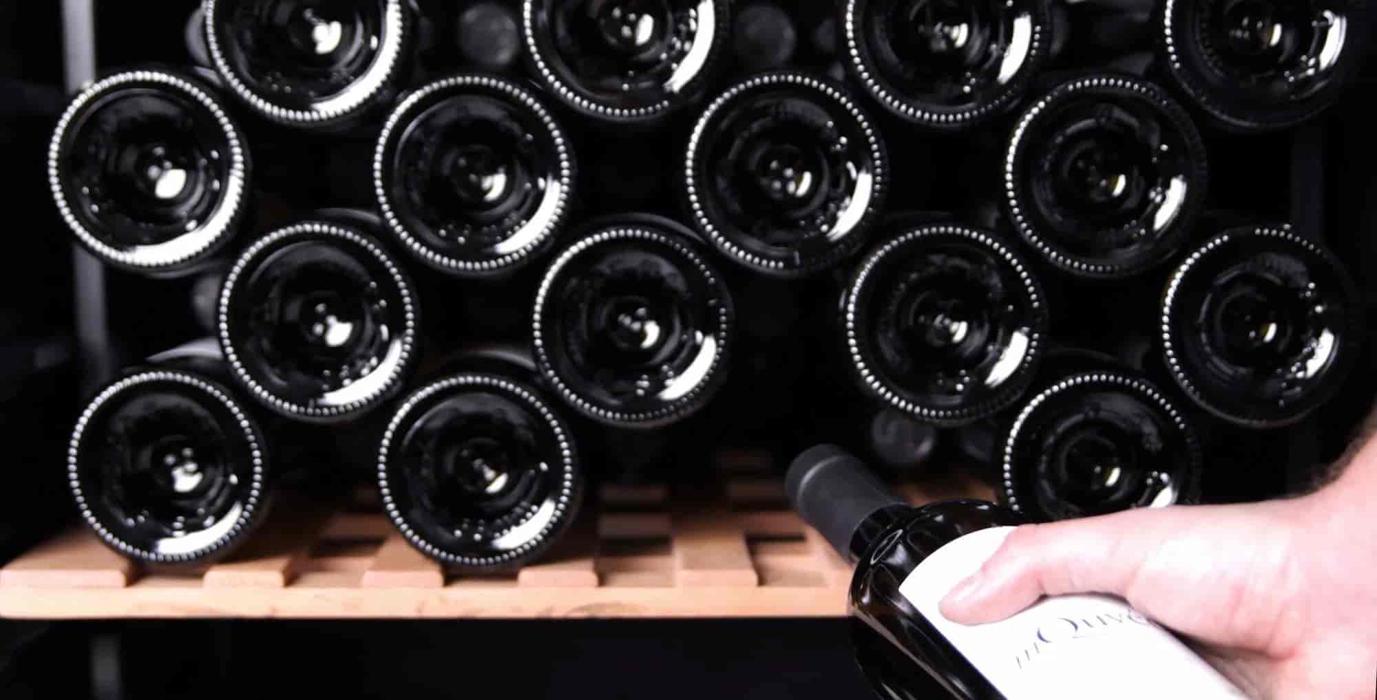 mQuvée vinlagringsskåp, WineStore 82 Svart mQuvée vinlagringsskåp, WineStore 82 Svart